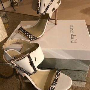 Beautiful White Snake Skin ( Like New)